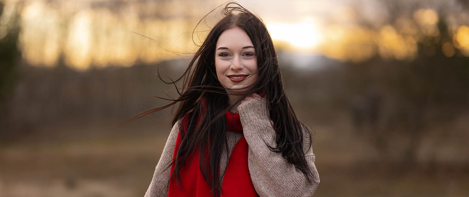 Titelbild des Winterfotoshootings in Stendal mit Mara Luisa, deren Haare im Wind wehen, symbolisiert die Dynamik und Lebendigkeit der Fotoserie.