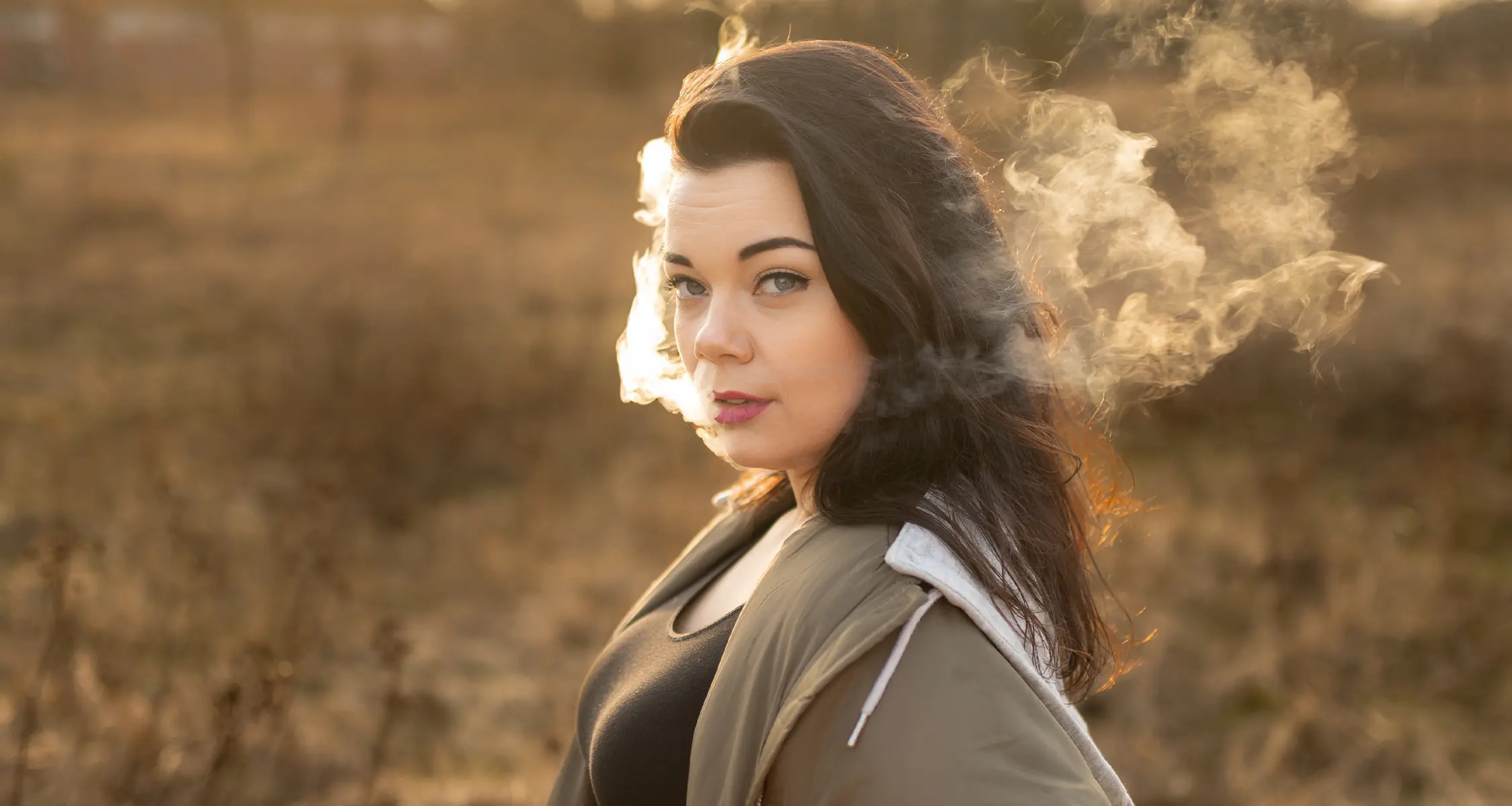 Anika im Streetstyle-Outfit bei Sonnenuntergang, mit Dampf im Gegenlicht – Portrait in Stendal Süd
