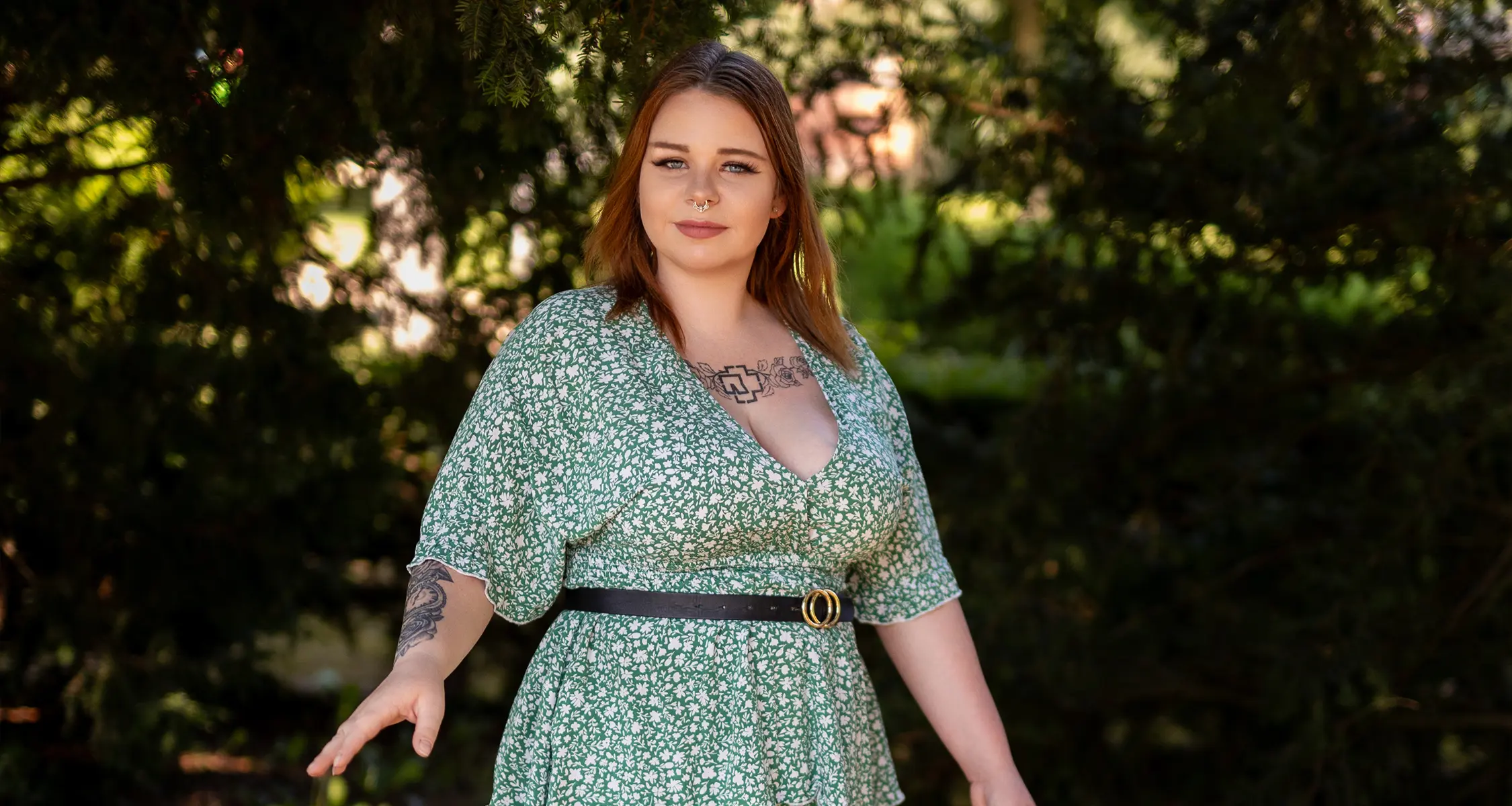 Sarah steht in einem grünen Kleid im Halbschatten unter Bäumen – Titelbild vom Portraitshooting in Tangermünde